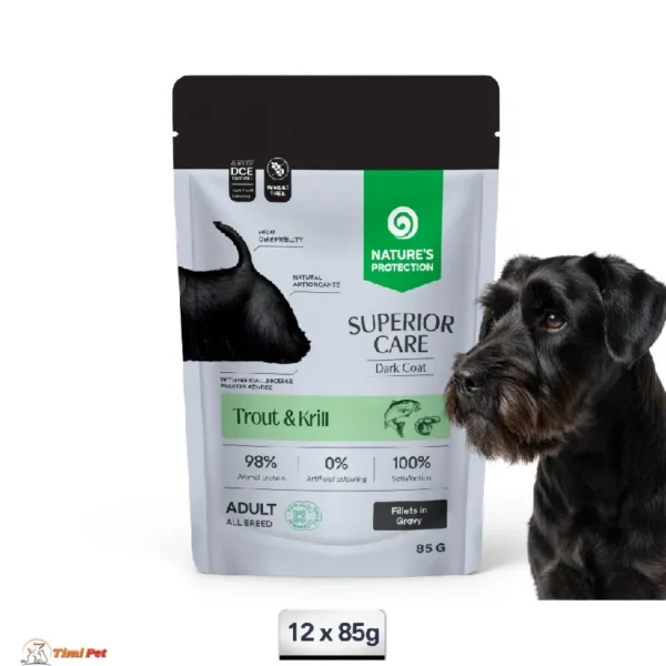 Nature's Protection Superior Care Black Coat Adult sos sa pastrmkom i krilom pored crnog šnaucera