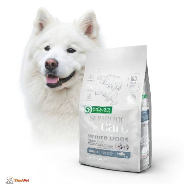 Nature’s Protection White Dog Large Breed – beli samojed pored pakovanja hrane